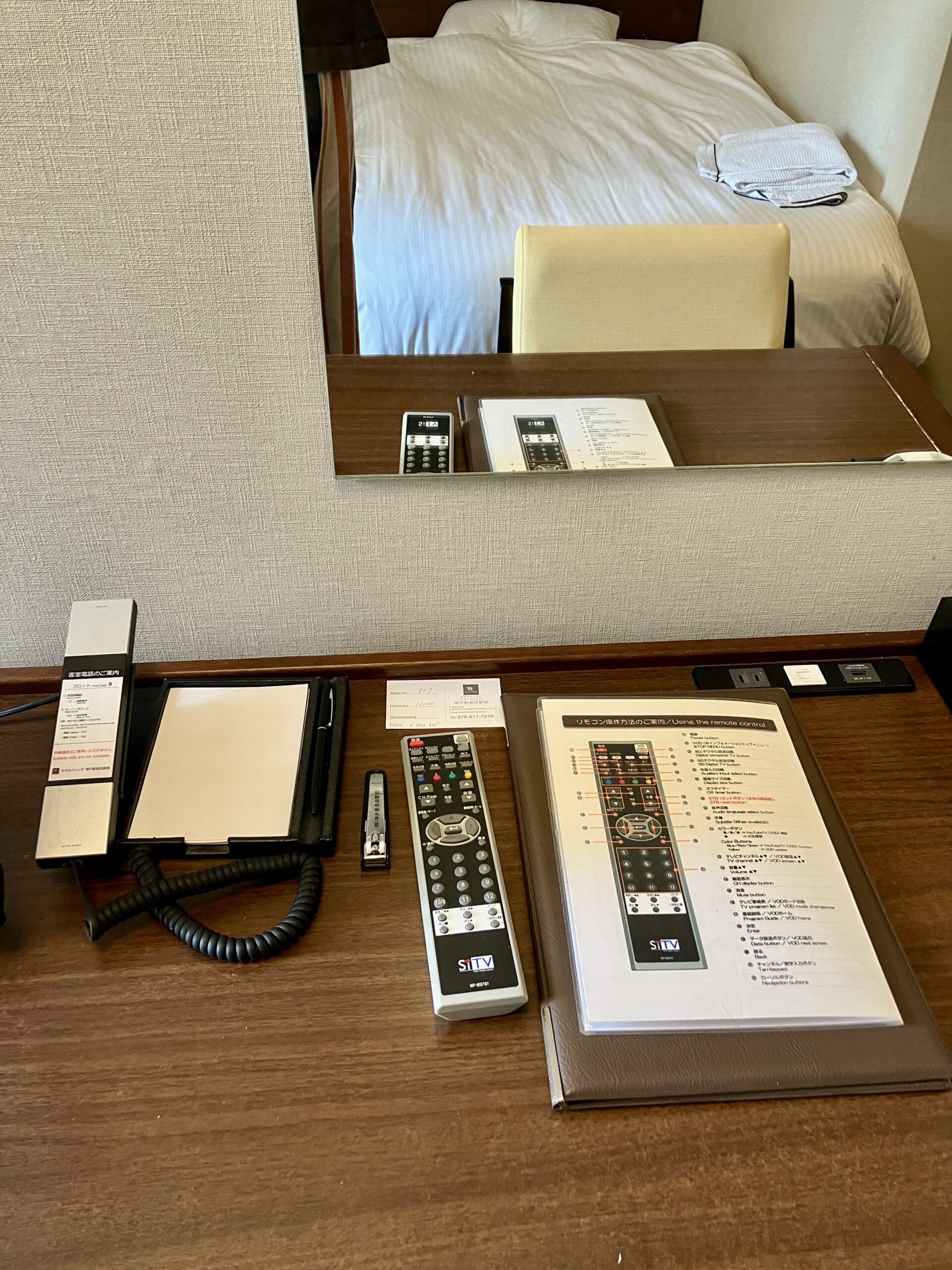 部屋のテーブル